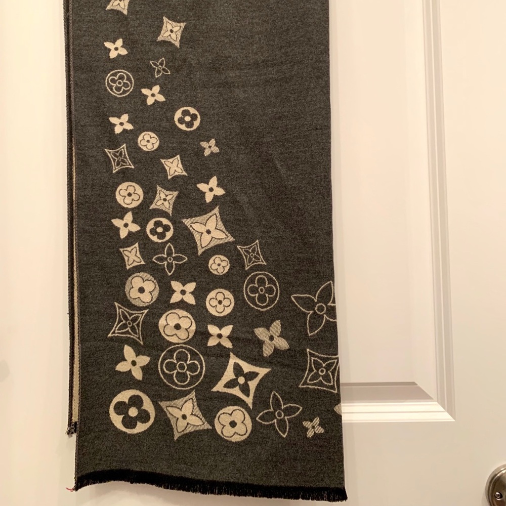 Wool/cashmere scarf
